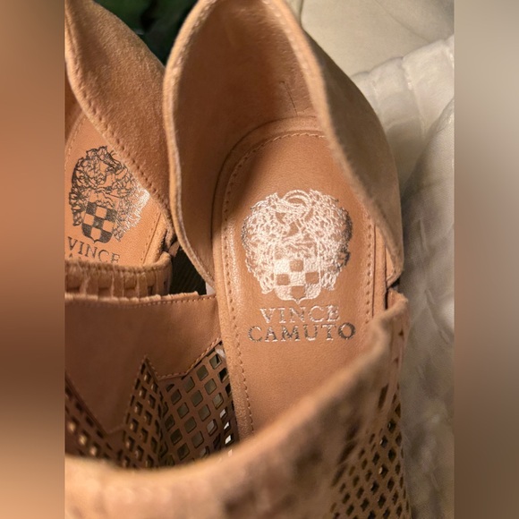 Vince Camuto Tan Peep-Toe Leather Block Heels 8.5M/39 Mesh Like New - Picture 14 of 16
